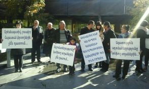 Խորենացի փողոցում ձերբակալվածների ծնողները բողոքի ակցիա են իրականացրել նախագահականի դիմաց (տեսանյութ, լուսանկար)