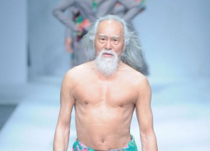 «Չինաստանի ամենակրքոտ պապիկն» 80 տարեկանում պոդիում է բարձրացել