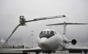В аэропортах Москвы из-за снегопада отменены почти 100 рейсов
