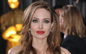 Анджелина Джоли впервые появилась на публике после расставания с Брэдом Питтом (видео)