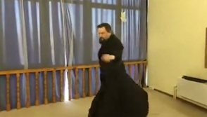 «Facebook»–ում տարածվել է յամալացի քահանայի սուսերով պարը