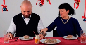 Էմոցիոնալ իտալացիները համտեսում են ռուսական ամանորյա ուտեստները