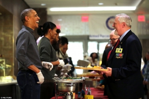 Օբամաները Շնորհակալության օրը ճաշ են բաժանել ԱՄՆ ԶՈՒ նախկին ծառայողներին