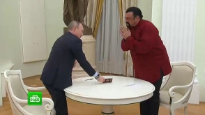 Путин вручил Стивену Сигалу российский паспорт