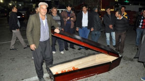 Թուրքիայում լոլիկները դրել են դագաղի մեջ և թաղել (լուսանկարներ)