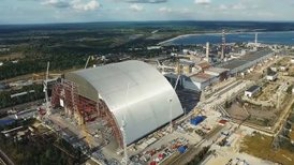 Над саркофагом четвертого энергоблока Чернобыльской АЭС установили новую арку (видео)