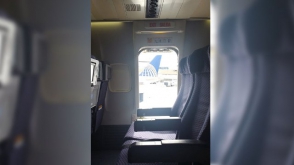 В США пассажирка выпрыгнула из самолета после посадки (фото)