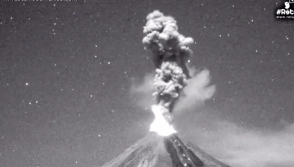 Мексиканский вулкан Колима изверг потоки лавы (видео)