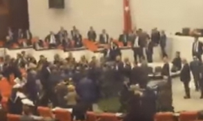 Թուրքիայի խորհրդարանում իրար են ծեծել (տեսանյութ)