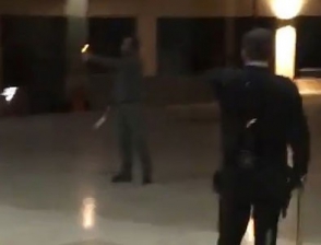 Իզմիրում զինված անձը հարձակվել է արվեստի կենտրոնի վրա (տեսանյութ)