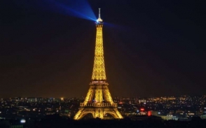 Власти Парижа погасили огни на Эйфелевой башне (видео)