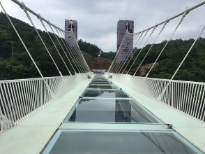 Շուրջ 70 զբոսաշրջիկ է «քար կտրել–կանգնել» աշխարհի ամենաերկար ապակյա կամրջի վրա