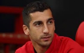 Ինչպես են երկրպագուները Հենրիխ Մխիթարյանից ստորագրություններ խնդրել