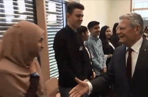 Հիջաբով աշակերտուհին հրաժարվել է  սեղմել Գերմանիայի նախագահի ձեռքը (տեսանյութ)