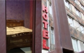 Անծանոթ աղջկա հետ հյուրանոցում գիշերելն ավարտվեց դանակահարությամբ