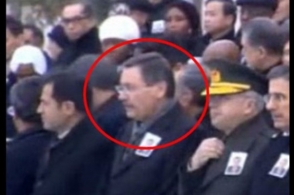 Անկարայի քաղաքապետը Կառլովի հրաժեշտի արարողության ժամանակ մաստակ է ծամել (տեսանյութ)