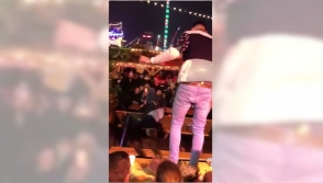 Լոնդոնի սուրբծննդյան տոնավաճառի սեղանից ընկնող երիտասարդը չի կորցնում իրեն