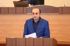 Հայկ Խանումյանը պնդում է տարածքային զիջումների մասին Բակո Սահակյանից պարզաբանման պահանջը