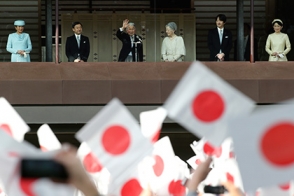 Жители Токио поздравили императора Акихито с 83-м днем рождения