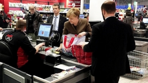 Меркель сходила в супермаркет за покупками к Рождеству с тремя телохранителями