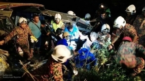 В Малайзии при падении пассажирского автобуса с обрыва погибли 13 человек