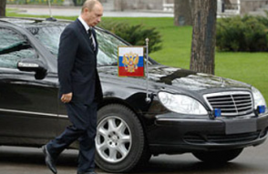 Մենք որոշեցինք Նոր տարի չանել. դրա փոխարեն ավելի լավ է՝ գնենք Պուտինի հին Մերսեդեսը