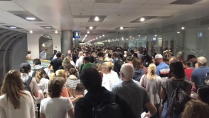 Սահմանային հսկողության համակարգի խափանումը ԱՄՆ-ի օդանավակայաններում հանգեցրել է կոլապսի (տեսանյութ)