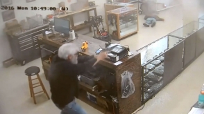 В США владелец магазина расстрелял вооруженного грабителя