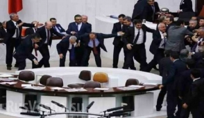 Турецкие депутаты подрались в ходе обсуждения конституционных реформ (видео)