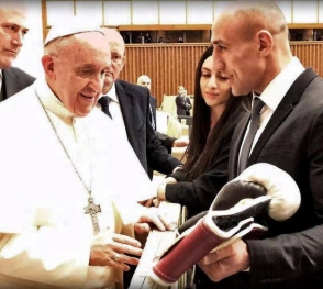 Հանդիպել են Արթուր Աբրահամն ու Հռոմի Ֆրանցիսկոս պապը. բռնցքամարտիկն անվանական ձեռնոց է նվիրել (տեսանյութ)