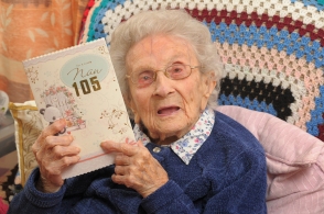 105-летняя британка помнит по именам 51 внука