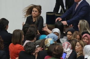 Թուրքիայի խորհրդարանում այս անգամ կին պատգամավորներն են իրար ծեծել (տեսանյութ)