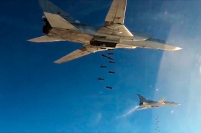Дальняя авиация РФ вновь нанесла удар по штурмующим Дейр-эз-Зор боевикам ИГ (видео)
