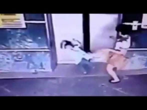 В Малайзии мать ударила дочь ногой, чтобы спасти от закрывающихся дверей лифта (видео)