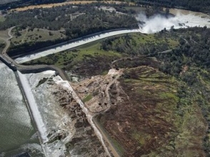 В Калифорнии объявлена эвакуация из-за риска разрушения  плотины (видео)