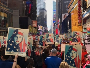 Тысячи американцев вышли в поддержку мусульман на Таймс-сквер