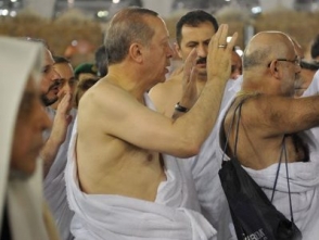 Էրդողանը կիսամերկ է գնացել ուխտի (լուսանկարներ)