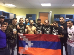 После победы над азербайджанским бойцом поднял флаг Арцаха (видео)