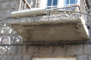 Փլուզում Վայքում. 4-րդ հարկի բնակարաններից մեկի պատշգամբը փլուզվել է (թարմացված)