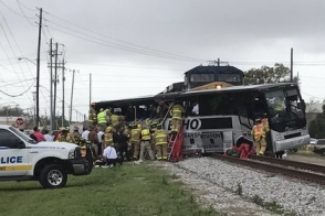В США при столкновении поезда с автобусом погибли 4 человека (видео)