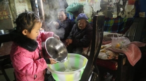 Չինաստանում 5–ամյա աղջիկը խնամում է իր տատիկին և նախատատիկին (ֆոտոշարք)