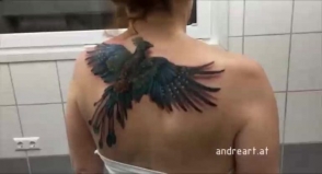 Ինչպես է փյունիկը թռչում կնոջ մեջքին