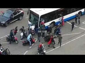 В Амстердаме турки напали на автобусы