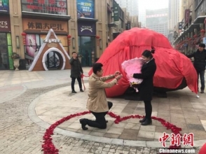 Չինացին 33 տոննա կշռող քարով ամուսնության առաջարկություն է արել ընկերուհուն (լուսանկարներ)