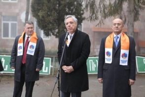 Сообщения из Ванадзора и Гюмри: полицейские продолжают препятствовать