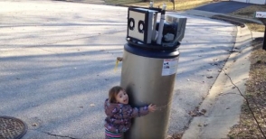 Փոքրիկ աղջիկը սիրահարվել է լքված ջրատաքացուցիչին՝ մտածելով, որ այն ռոբոտ է