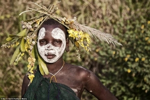 Եթովպական Սուրի ցեղի կանայք փշեր են տեղադրում մաշկի տակ՝ որպես գեղեցկության նշան (ֆոտոշարք)