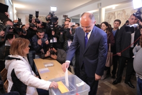 Сейран Оганян принял участие в голосовании (видео, фото)