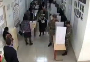 Էջմիածին` 14/20 ընտրատեղամաս. զինվորի ուղղորդում մեկ այլ զինծառայողի (ենթադրաբար՝ սպայի) կողմից