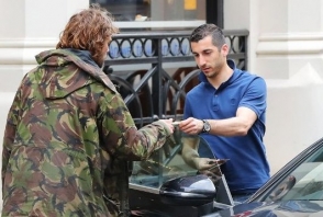 Մխիթարյանը Մանչեսթերում անօթևանի է օգնել (ֆոտոշարք)